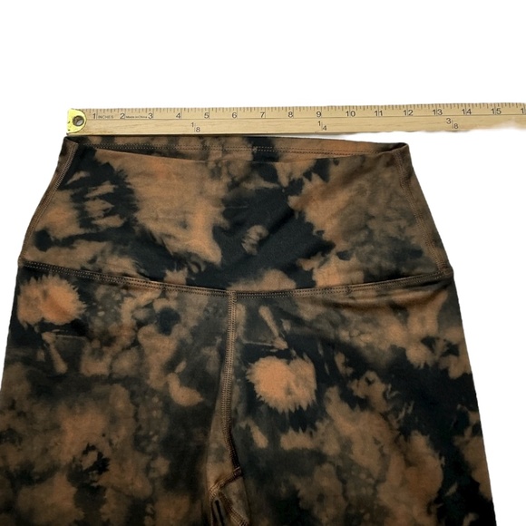 NOBULL Tie-Dye Cropped Leggings - Picture 7 of 8